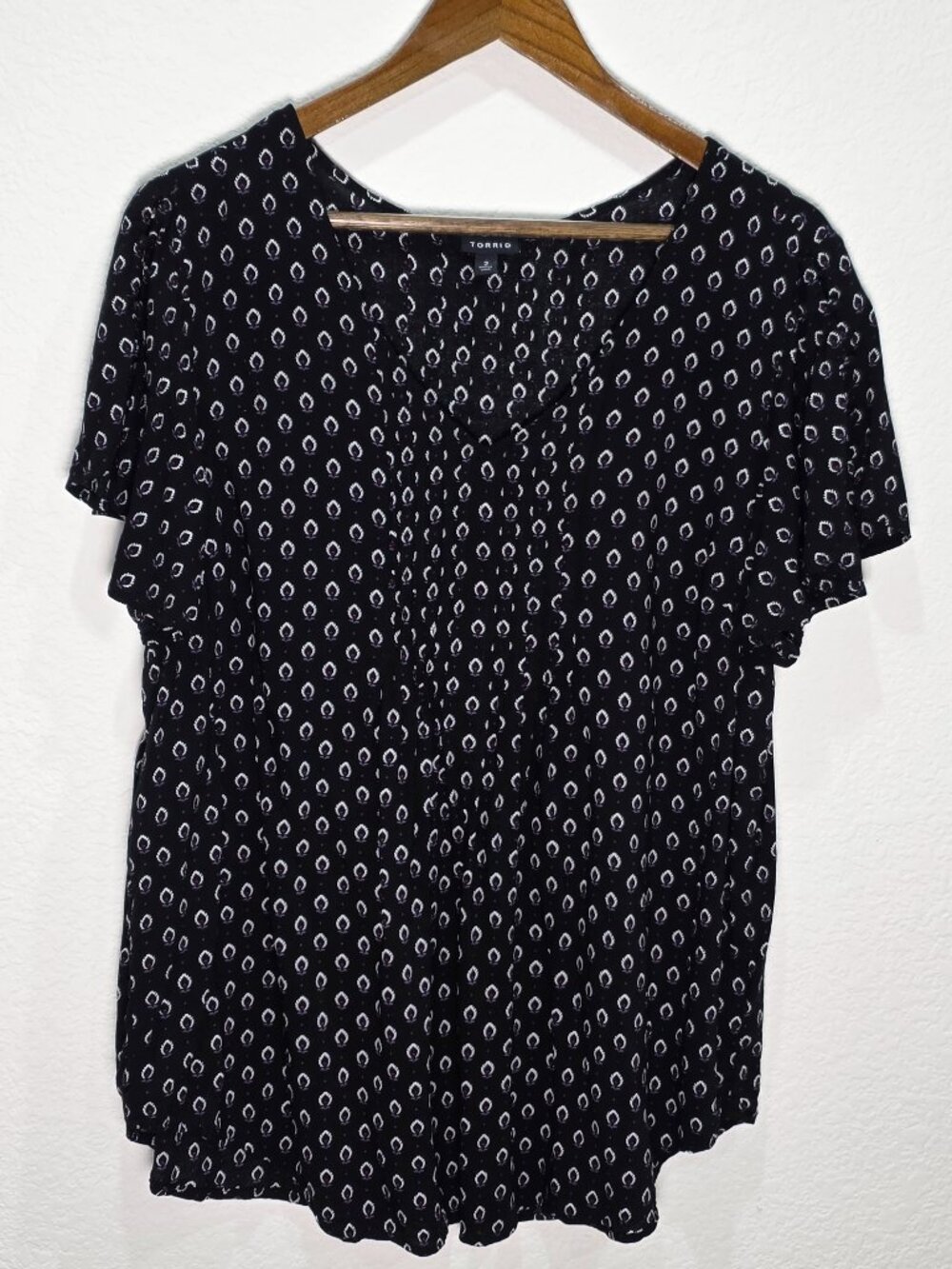 Torrid Black Floral Crest Split Shoulder Pleated Back Blouse Plus 2 2X
